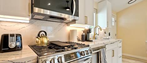 Jääkaappi, mikroaaltouuni, uuni, liesi