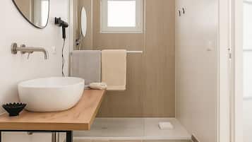 Habitación superior, 1 cama de matrimonio grande, Se admiten mascotas | Baño | Ducha, secador de pelo, toallas y jabón