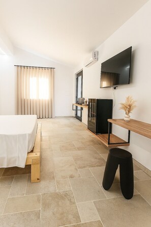 Superior Room, 1 King Bed, Pets Allowed | Desk, laptop workspace, blackout drapes, soundproofing - Silenza B&B (Mattinata)