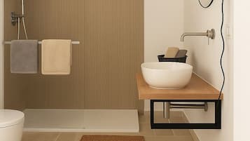 Superior-huone, 1 suuri parisänky, lemmikit sallittu | Kylpyhuone | Suihku, hiustenkuivaaja, pyyhkeet, saippua