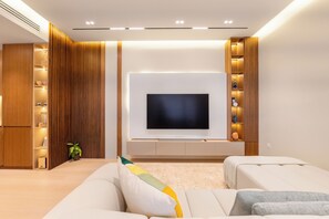 Appartement Luxe, vue ville | Coin séjour | Jouets