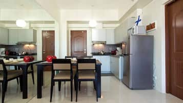 Refrigerador, microondas, parrilla de estufa y utensilios de cocina