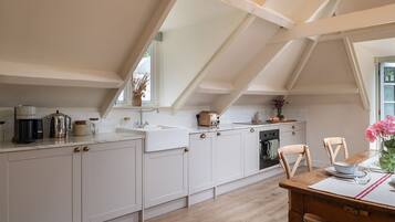 Fridge, oven, stovetop, dishwasher