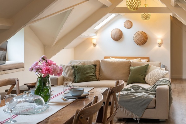 Spacious yet cosy, this open plan studio has notes of tranquil Scandi design.