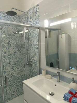 Dutxa, assecador de cabells, bidet i sabó