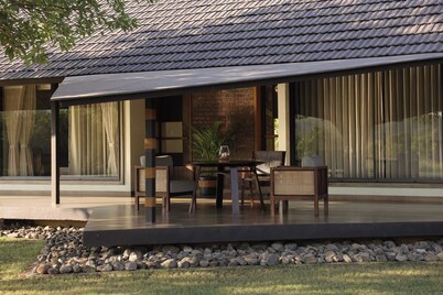 Boutique wilderness stay by forest lawns. Peaceful! Pet‑Friendly!
