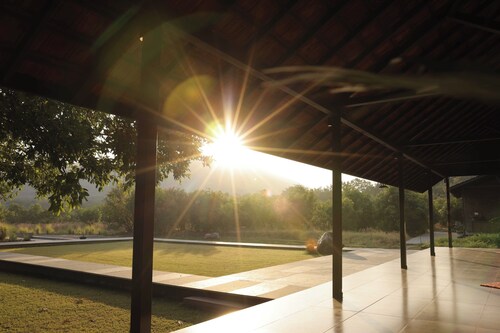 Boutique wilderness stay by forest lawns. Peaceful! Pet‑Friendly!