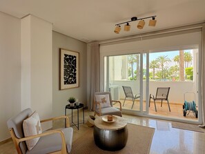 Smart TV, books, stereo