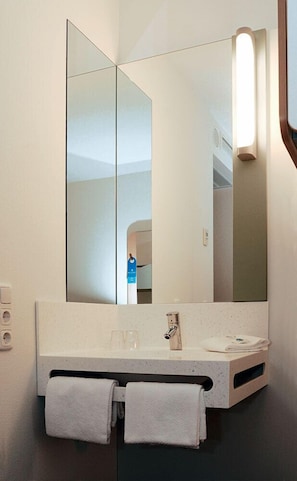 Standardzimmer, 1 Doppelbett oder 2 Einzelbetten | Badezimmer | Dusche, Haartrockner, Handtücher, Seife