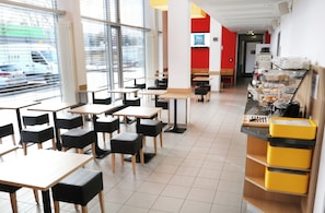 Desayuno buffet diario (EUR 12.00 por persona)