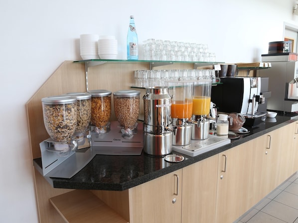 Buffet déjeuner (12.00 EUR par personne)