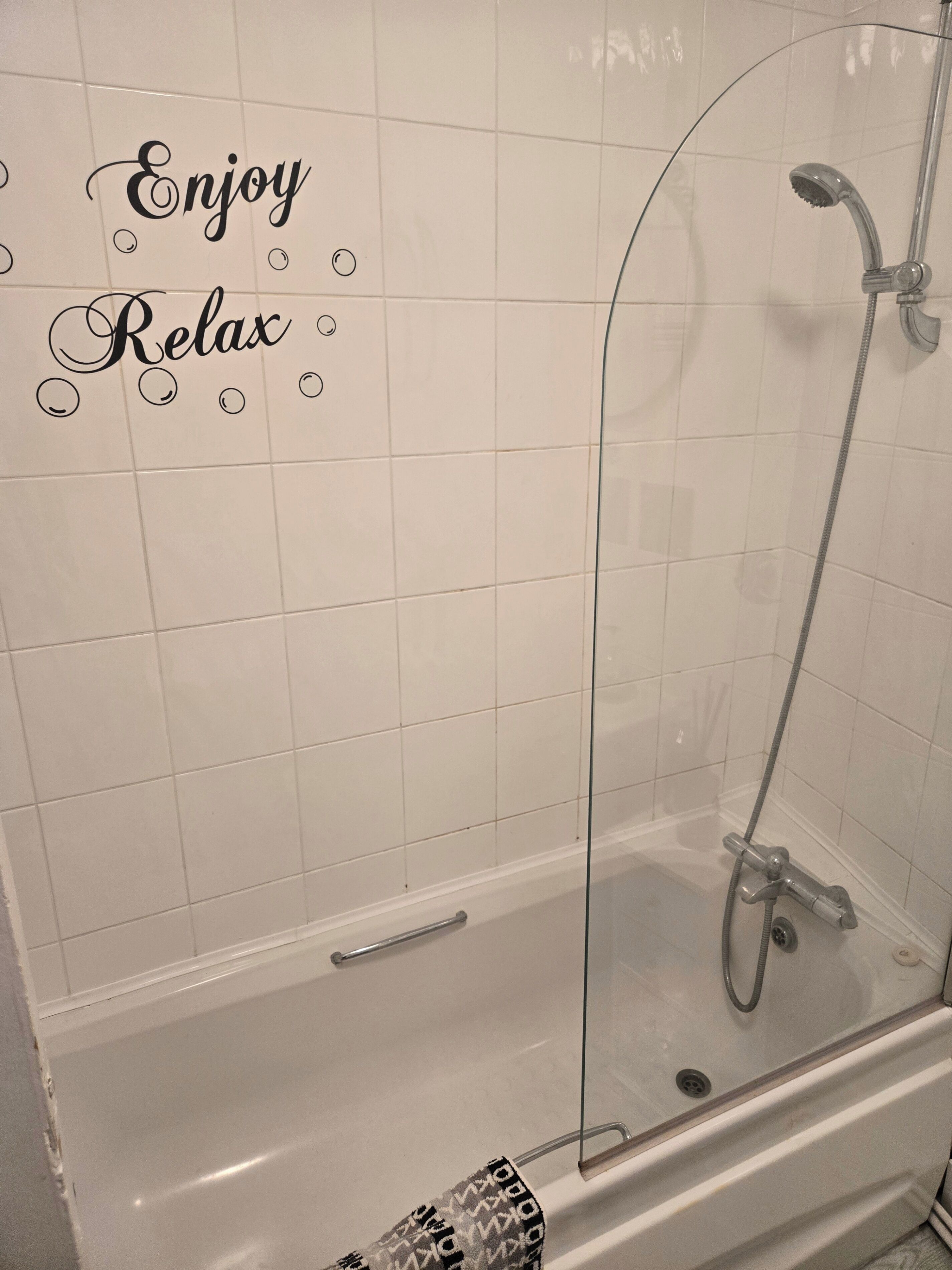 Ensemble baignoire-douche, baignoire profonde, séchoir à cheveux