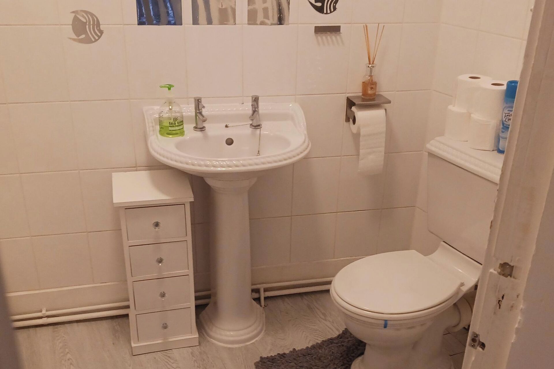 Chuveiro, secador de cabelo, toalhas de banho 