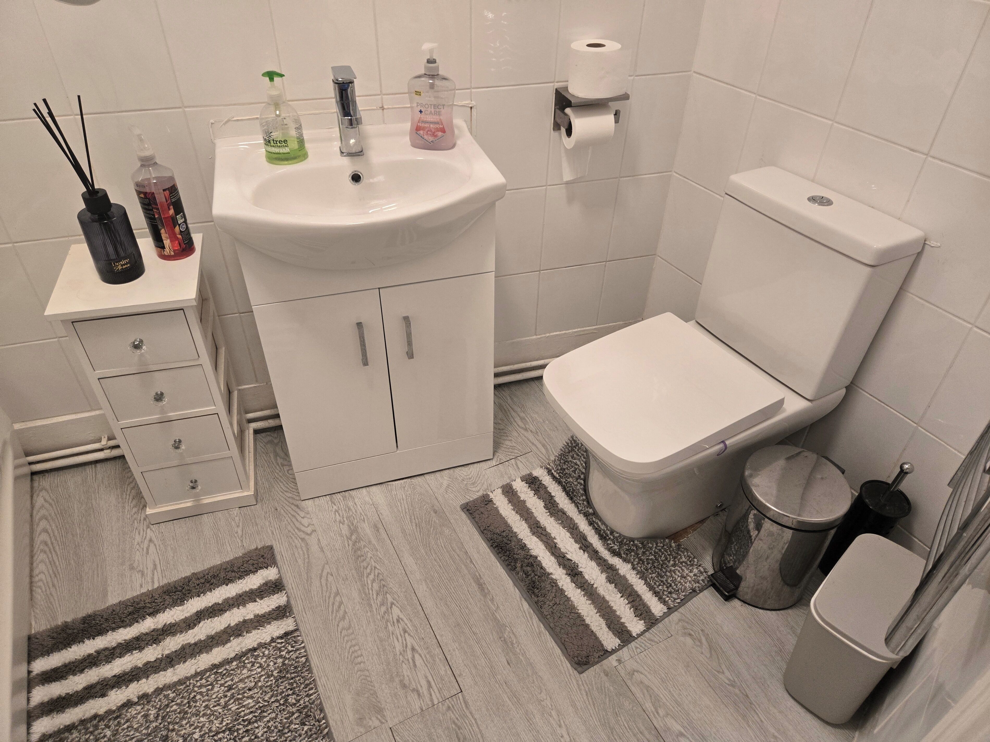 Combined shower/bathtub, deep-soaking bathtub, hair dryer, towels