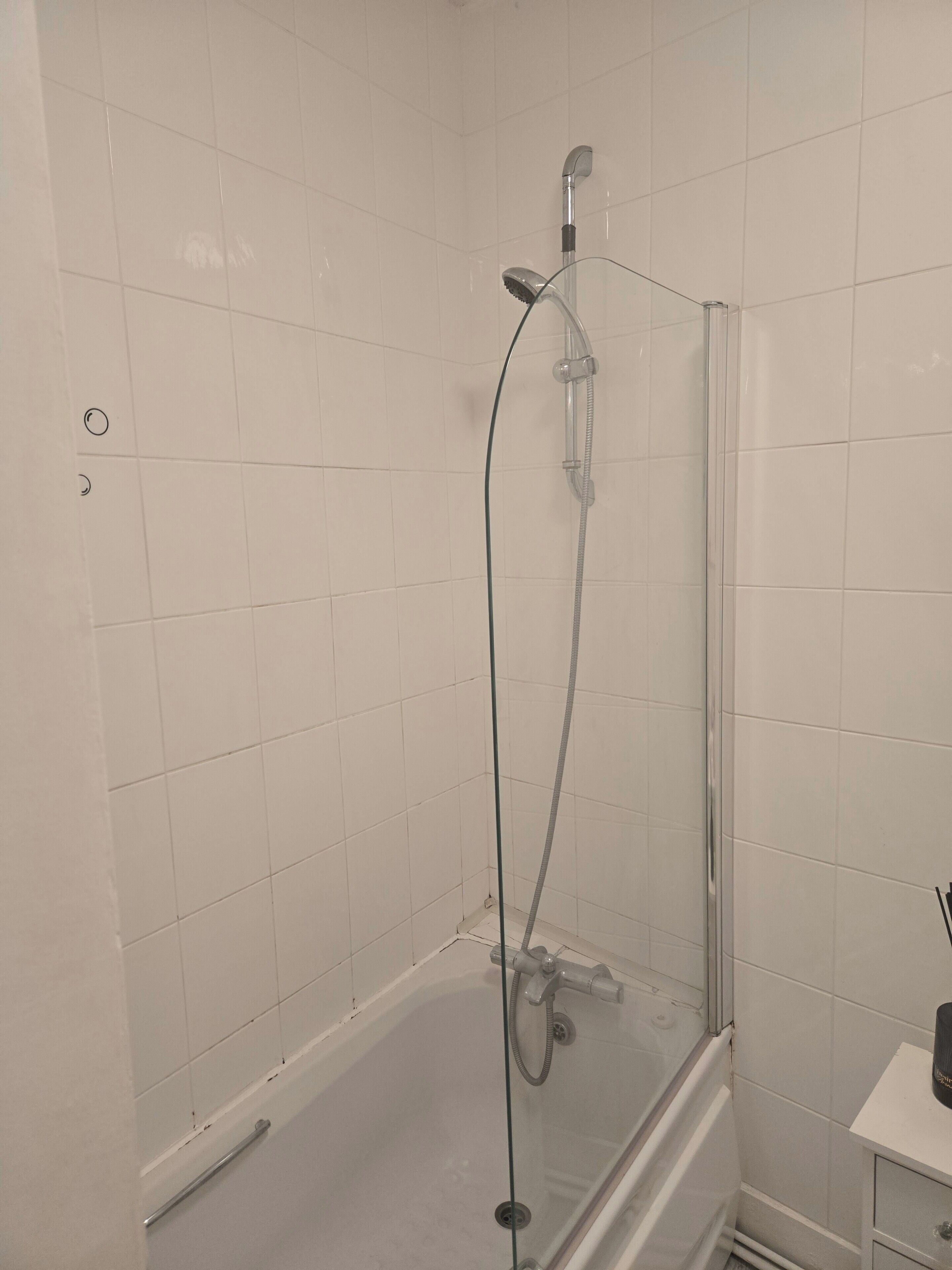 Combined shower/tub, deep soaking tub, hair dryer, towels