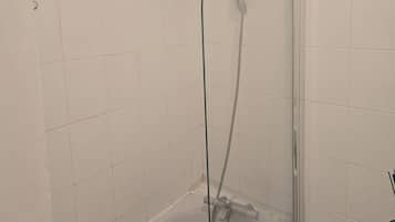 Combined shower/tub, deep soaking tub, hair dryer, towels