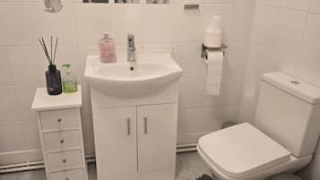 Kombinasi shower/bathtub, bathtub besar, pengering rambut, dan handuk