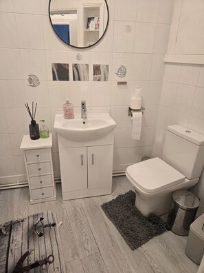 Ensemble douche/baignoire, baignoire relaxante profonde, sèche-cheveux