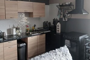 Fridge, microwave, oven, stovetop - Seaview 2 Bedroom Apartment Sleeps 4 (Llandudno)