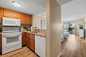 Frigorífico, microondas, horno y placa de cocina