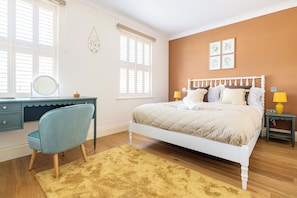 4 bedrooms, iron/ironing board, WiFi, bed sheets