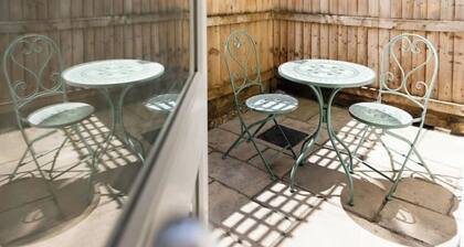 Spacious central townhouse - a short walk to attractions, shops and restaurants
