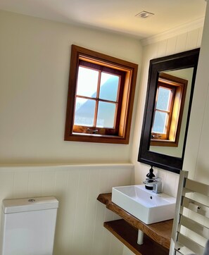 Dusj, hårføner, håndklær og toalettpapir