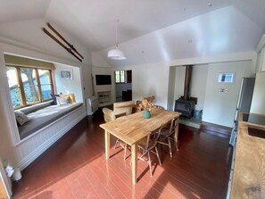 Een televisie en een open haard