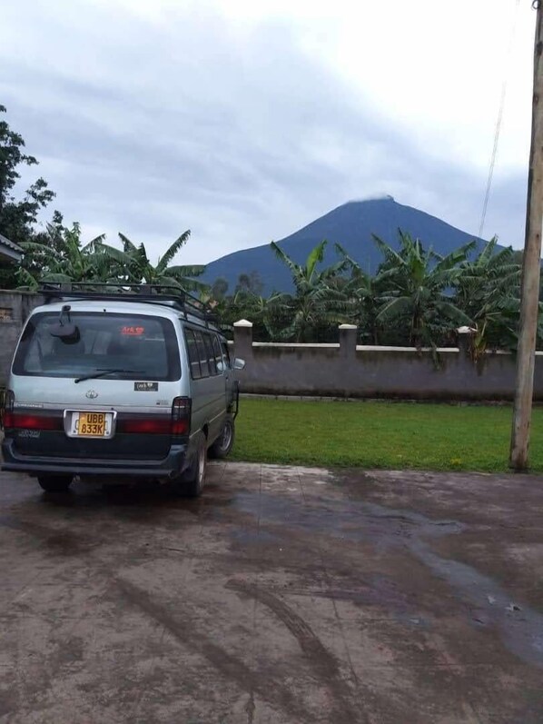 Ein silberner SUV steht auf einer Auffahrt, im Hintergrund ist ein Berg zu sehen.