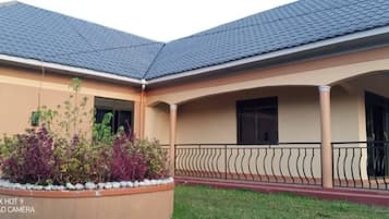 Vista frontal de la propiedad