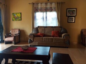 Family House, Hill View | Ruang tamu