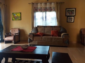 Family House, Hill View | Ruang tamu
