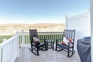 Property grounds - New Luxury Townhouse, Mins to PSU, Hosts 8 Guests by Orchid Lane Luxury Properties (State College)