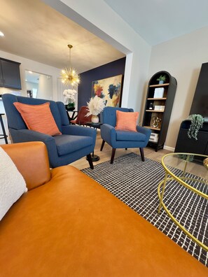 Smart-TV, Kamin, Arbeitsbereiche, Computerbildschirme