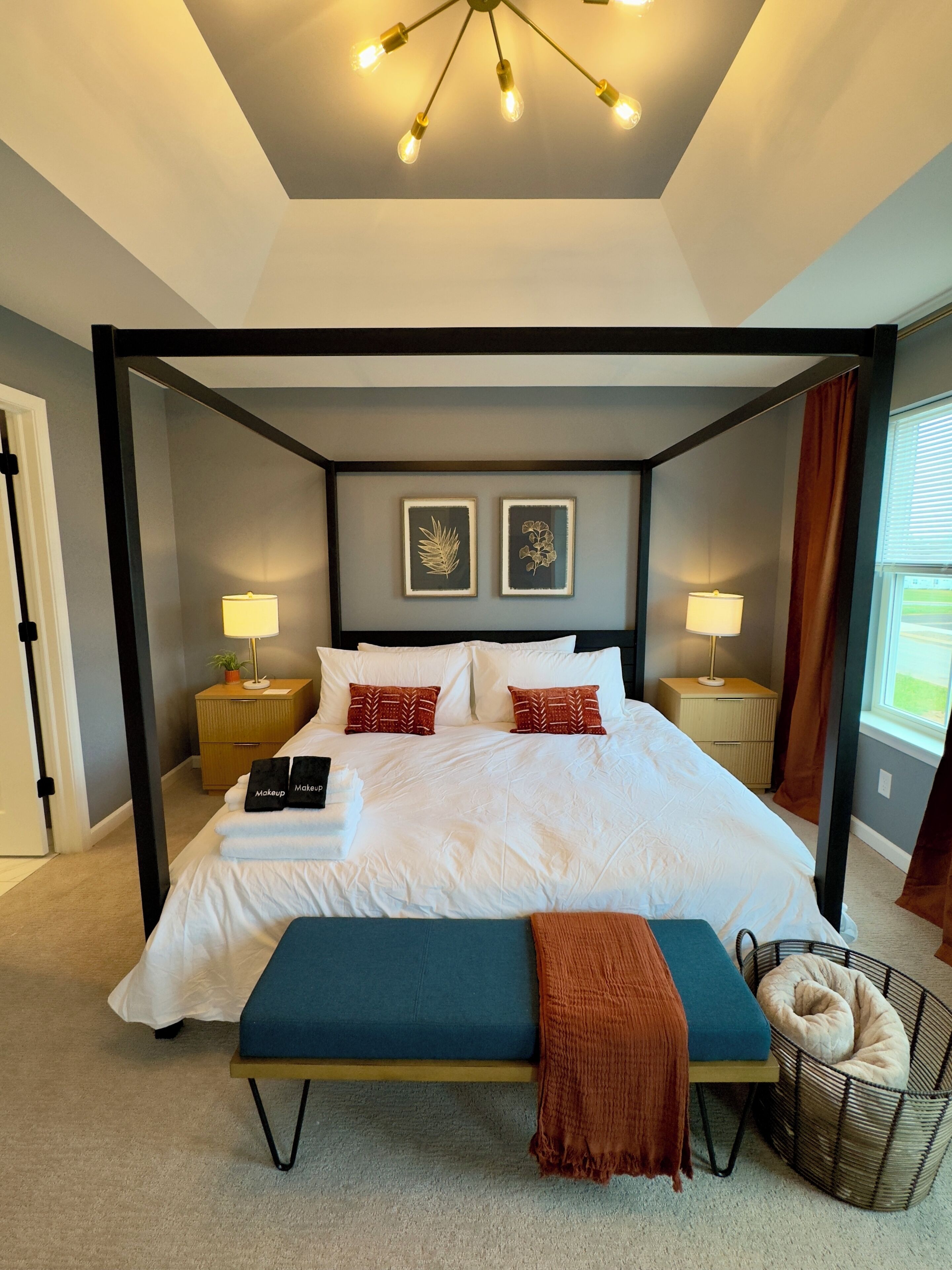 3 bedrooms, desk, iron/ironing board, travel cot