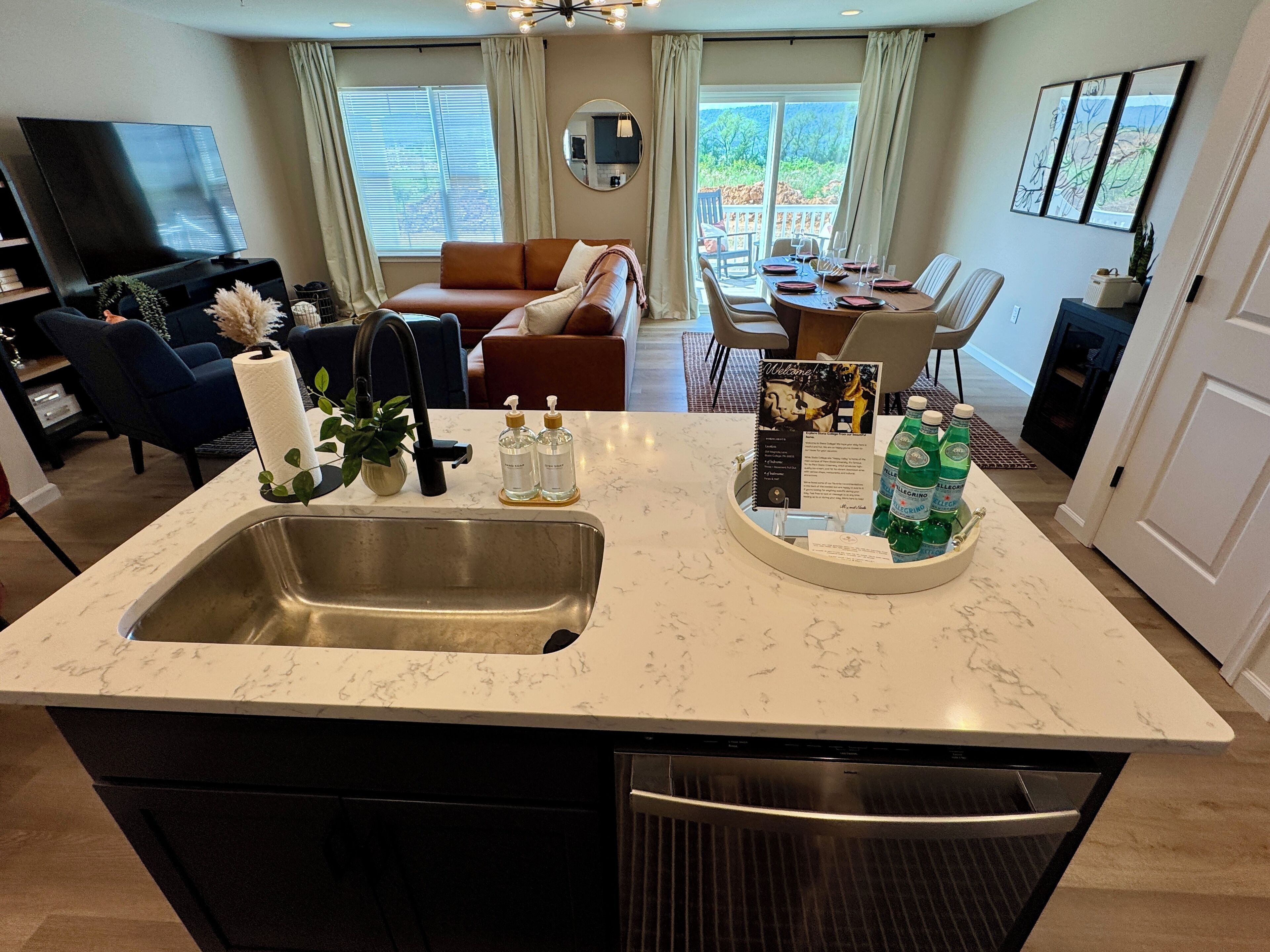 Smart TV, chimenea, oficina y monitor de computadora 