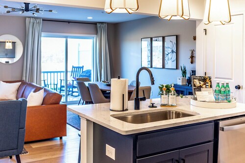 New Luxury Townhouse, Mins to PSU, Hosts 8 Guests by Orchid Lane Luxury Properties