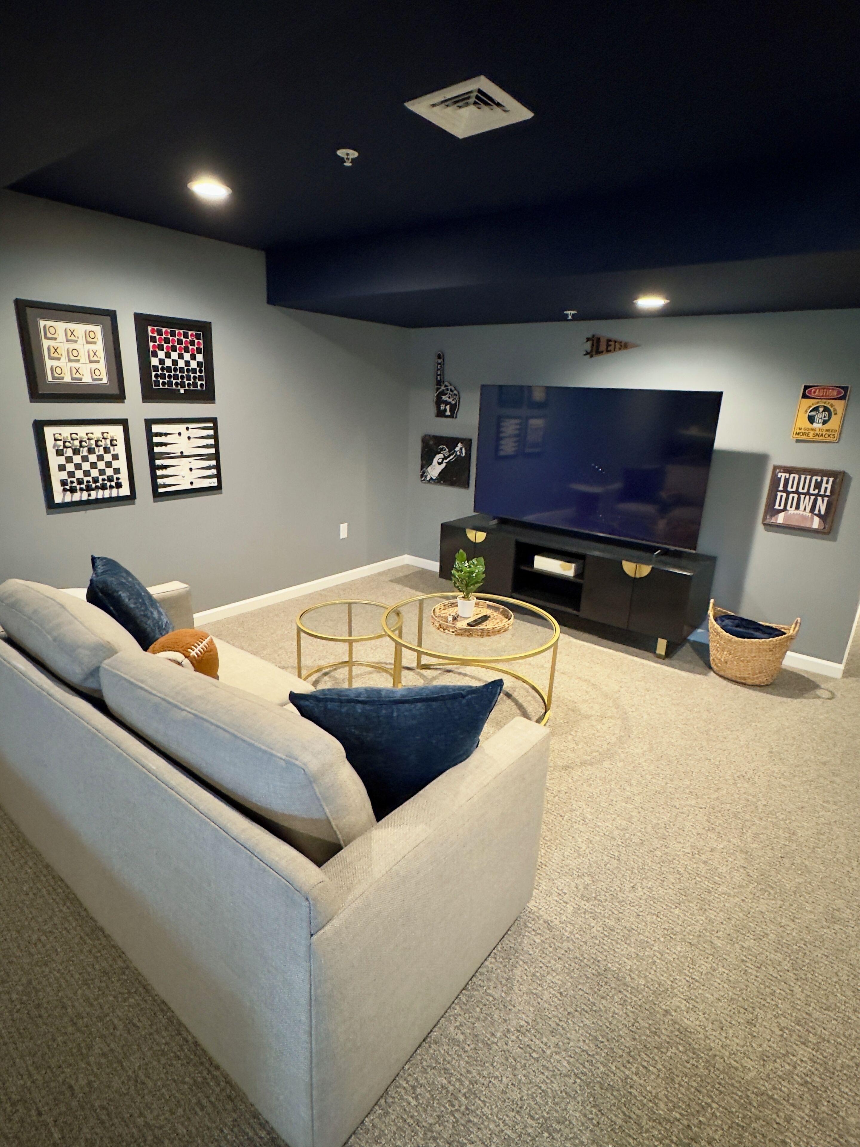 Smart TV, chimenea, oficina y monitor de computadora 