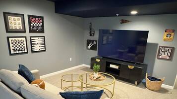 Smart TV, chimenea, oficina y monitor de computadora