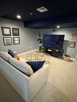 Smart TV, fireplace, offices, computer monitors - New Luxury Townhouse, Mins to PSU, Hosts 8 Guests by Orchid Lane Luxury Properties (State College)