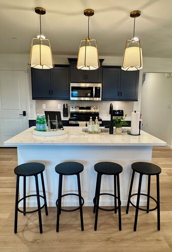 New Luxury Townhouse, Mins to PSU, Hosts 8 Guests by Orchid Lane Luxury Properties