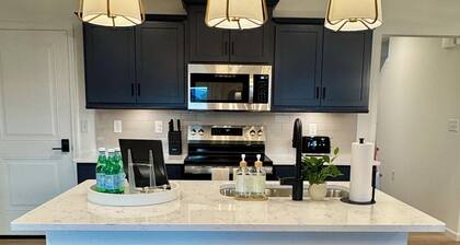 New Luxury Townhouse, Mins to PSU, Hosts 8 Guests by Orchid Lane Luxury Properties