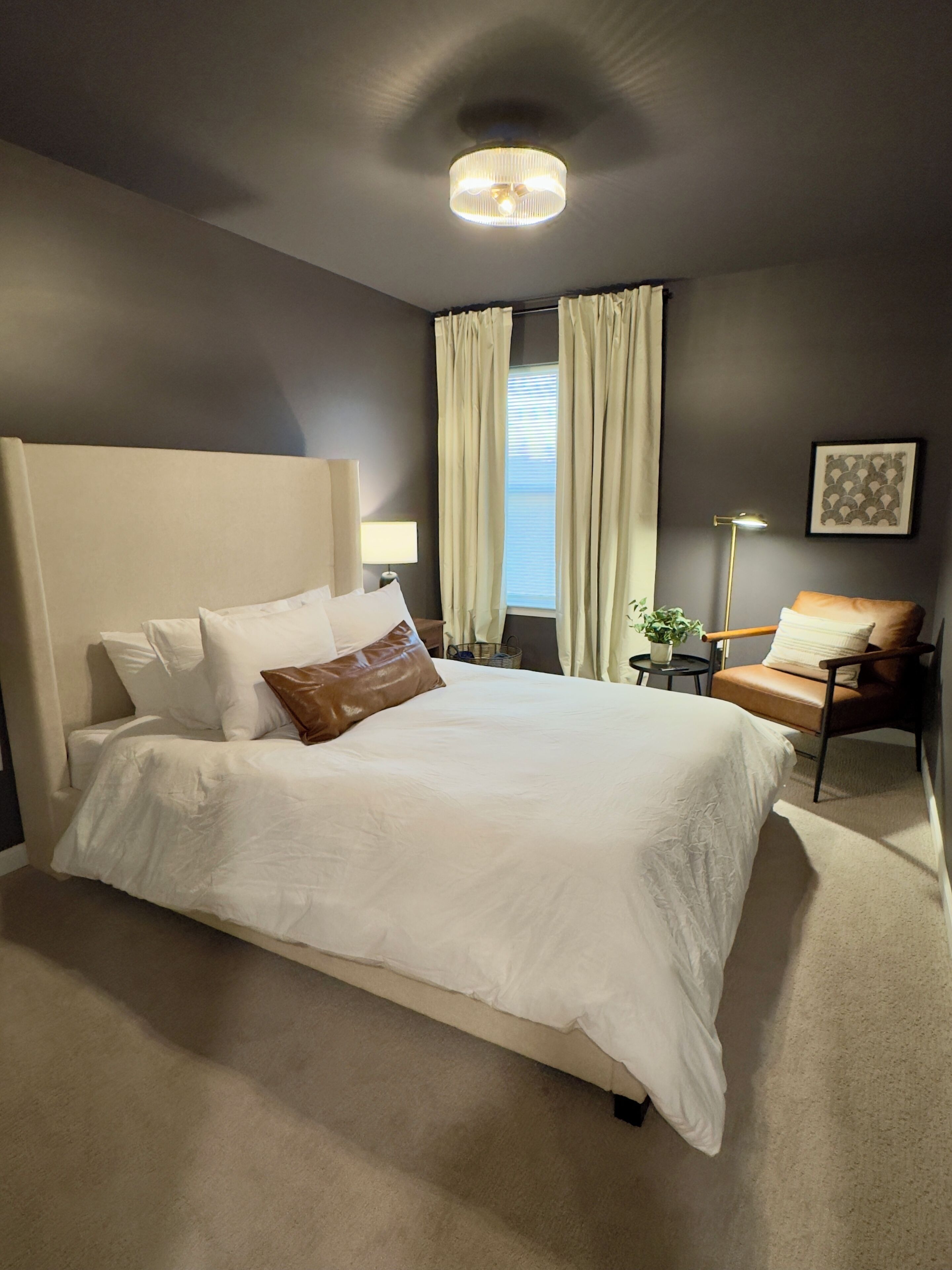 3 habitaciones, escritorio y tabla de planchar con plancha 