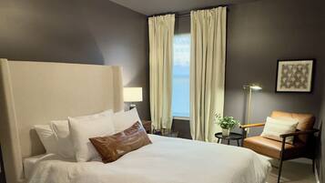 3 habitaciones, escritorio y tabla de planchar con plancha