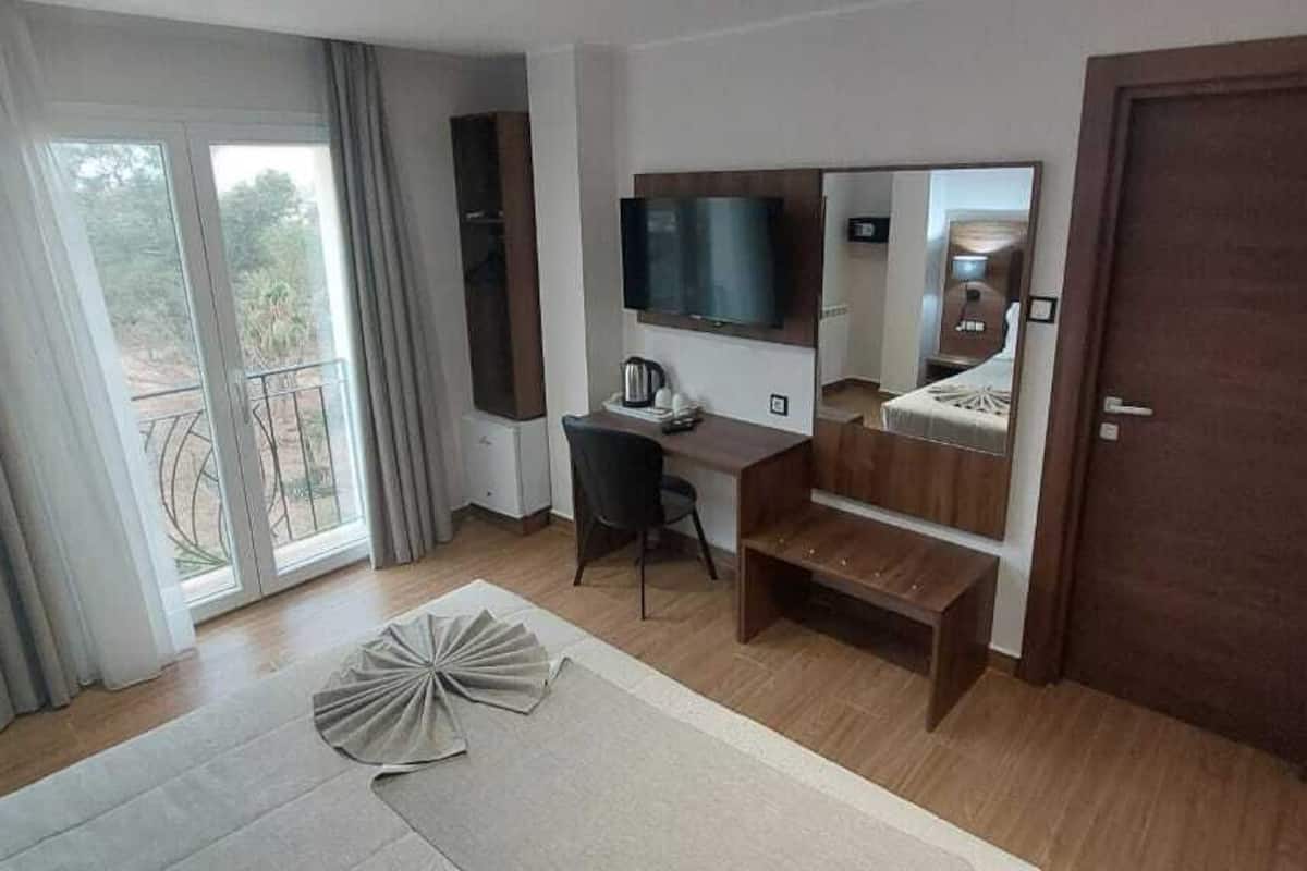 Classic Room, Garden View | WiFi (free), bed sheets