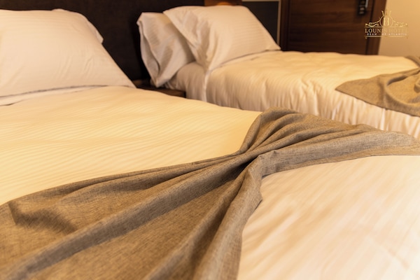 Quarto clássico, 2 camas de solteiro | Wi-Fi de cortesia, roupa de cama