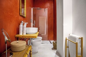 Classic Apartment, 2 Bedrooms, Hill View | Bathroom | Shower, hair dryer, towels, soap