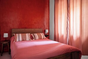 Tabla de planchar con plancha, wifi gratis y ropa de cama 