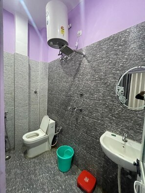 Quarto luxo | Banheiro | Chuveiro, produtos de toalete grátis, toalhas de banho, sabonete