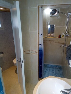 Dusche, Handtücher, Seife, Toilettenpapier